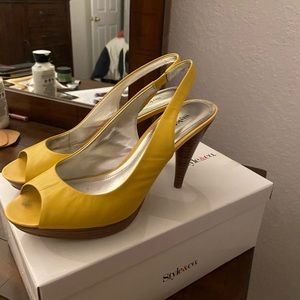 Yellow shoe with peep toe.